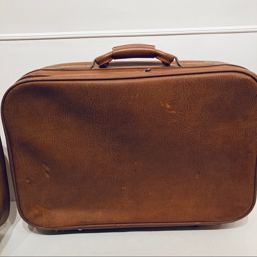 SOLD. Set of 2 Vintage 70s Tan Faux Leather Suitcases - Picture 8 of 13